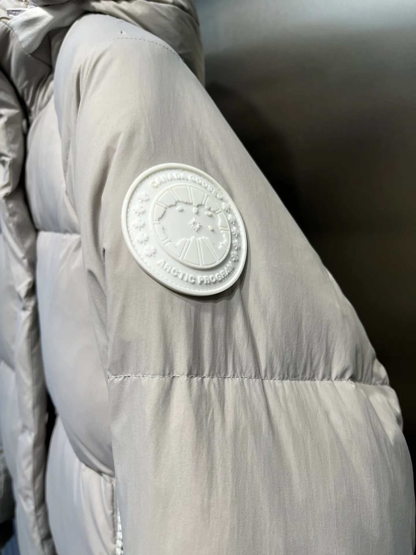 P740 Big Goose Capsule White Label Down Canada Goos* Canada Goose's new limited white label bread jacket, the same style for men and women, filled with 625 fill power white goose down, and the fabric has a satin feel. Suitable for wearing in spring and autumn in various cities, this model has a stand-up collar design, classic and versatile, and has good thermal insulation effect! Fabric + Features: ✅Fabric: 85% polyester, 15% cotton, windproof and waterproof ✅Lining: 100% polyester, windproof and waterproof ✅Filling: 80% pure white duck down, 20% pure white feathers ✅Fillness: 625 ✅Care instructions: Dry cleaning ✅Zipper: Genuine YKK two-way entrance zipper ✅TEI Temperature Feeling Index 1: Lightweight minus 5 degrees to 5 degrees Technology: ✅The fabric is made of CORDURA polyamide fabric, which is a new functional fabric and a leading technological product. The durability is 2 times higher than ordinary nylon fabric. Wear resistance, strong tear resistance, good hand feel and good color. ✅The liner is filled with imported 625 fill power 90 white duck down, the liner is reinforced with anti-runaway velvet liner, and the fly on the front center fly is designed with snap buttons to prevent ventilation and rain. Whether it is hiking, urban walking or polar exploration, this model can help you find the Cana that suits your body, activities and lifestyle. Color: pink, blue, black, white Size: xs-l